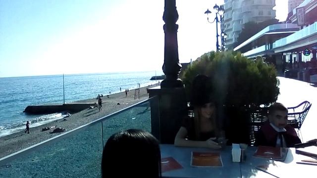 Хеллоуин в Ялте. 31.10.23. Малефисента и другие на Приморском приветствуют вас. смотреть онлайн