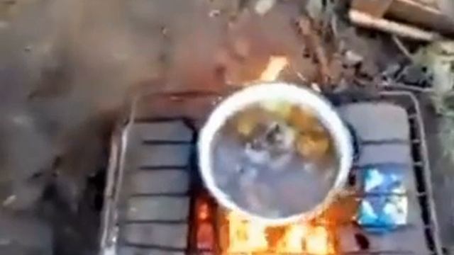 Украинский боевик пытался приготовить суп и в кастрюлю прилетело смотреть онлайн