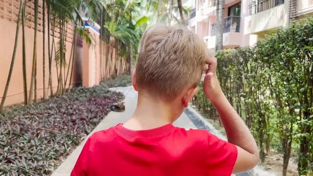 Мальчик Лев играет с динозавром ? на машинке смотреть онлайн