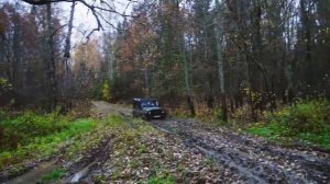 Стоковая Нива 2121 и Киа Спортейдж на бездорожье. Оффроад