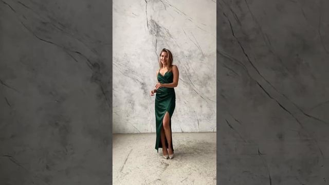 Длинное изумрудное платье из сатина от La Divina dress смотреть онлайн