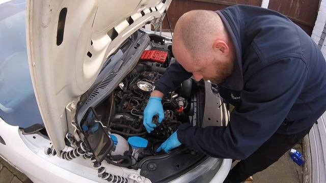 VW Caddy 1.6 TDI (75PS) Fuel Filter Replacement also Golf Polo Skoda Audi Seat and other VAG engine смотреть онлайн