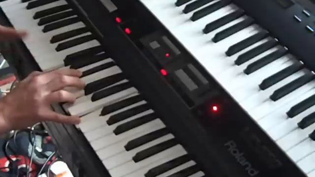 MR BLUE SKY VOCODER CHORDS.TERRY MILES.LESSON.TUITION.E.L.O.ROLAND VP550 смотреть онлайн
