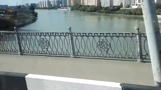 Река Кубань у Тургеневского моста, вид из автобуса. смотреть онлайн