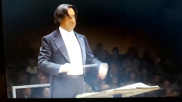 Оркестр и смешной дирижер Beethoven 9 - Chicago Symphony Orchestra смотреть онлайн
