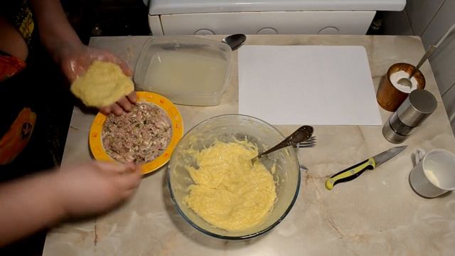 Драники или деруны картофельные с мясной начинкой. смотреть онлайн