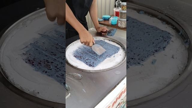Как готовят тайское жаренное мороженое на побережье Черного моря в Абхазии. #путешествия #гагра смотреть онлайн