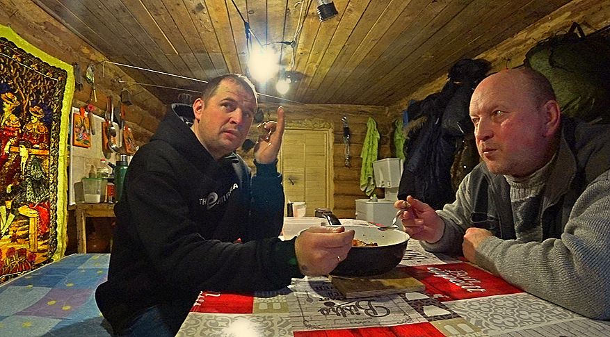 Ловим хариуса рядом с таёжной избушкой! Накормил Николая мороженой рыбой!)) С Новым Годом! смотреть онлайн