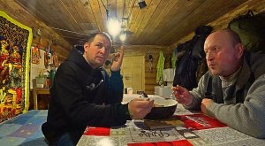 Ловим хариуса рядом с таёжной избушкой! Накормил Николая мороженой рыбой!)) С Новым Годом!