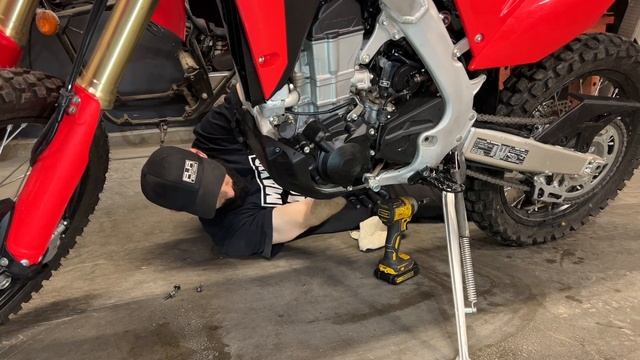 Honda CRF 450 RL Basic Service & Oil Change / How To Step-By-Step Guide смотреть онлайн