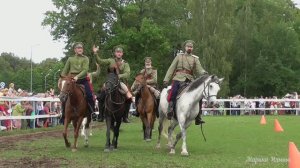 Казачья джигитовка  и трюки с шашками и пикой.