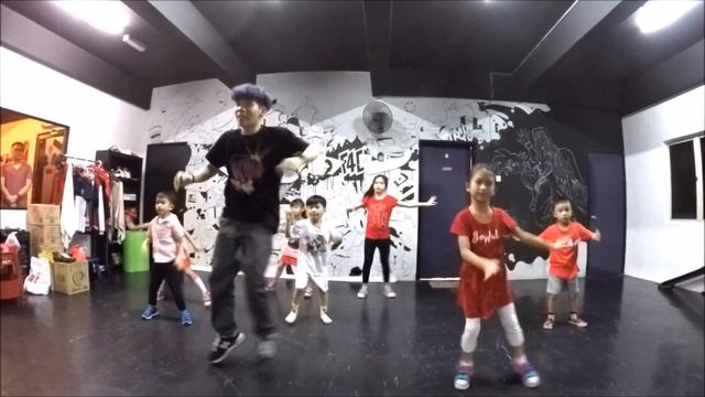 Crazy Frog - Jingle Bells (Christmas Kids Dance) смотреть онлайн