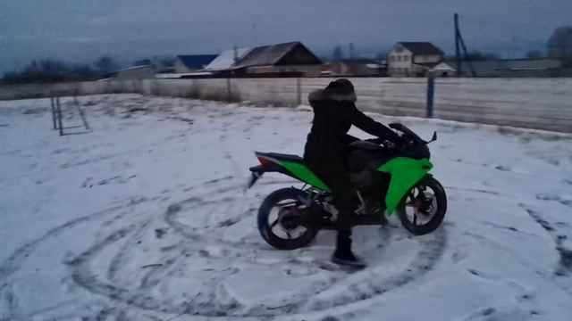 Зимний дрифт на мотоцикле. Первый снег. Cronus sport 250. смотреть онлайн