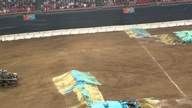 monster truck mania Sydney 2022 V8 tank смотреть онлайн