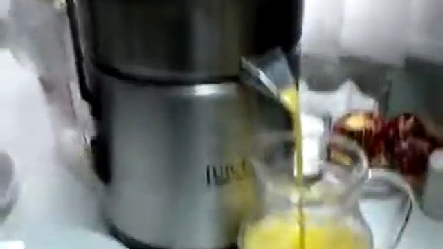 Получение апельсинового сока с помощью Rotel Juice Master Professional 42.8 смотреть онлайн