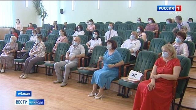 В Абакане отметили выпускников, сдавших ЕГЭ на 100 баллов смотреть онлайн