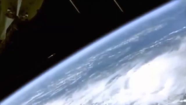 Два НЛО пролетели мимо Международной космической станции смотреть онлайн