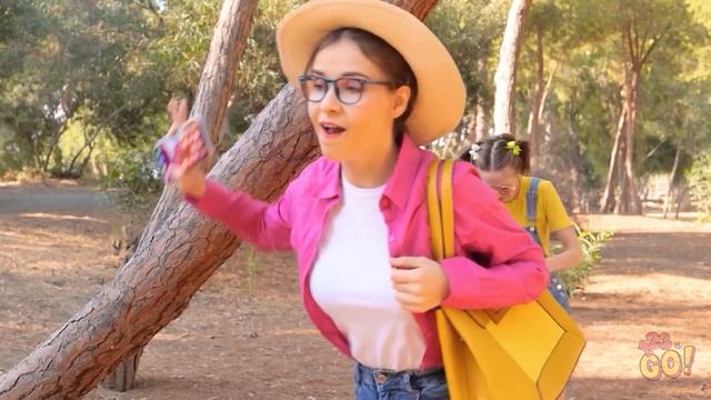 LAST SUMMER DAY TRAVEL HACKS? Rich vs Broke Gadgets and Crafts for Parents on Vacation by 123 GO! смотреть онлайн