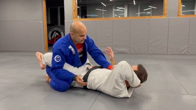 ROGER GRACIE Explains the Best Closed Guard in BJJ смотреть онлайн