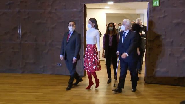 La reina Letizia firma un conjunto sobresaliente en el 75º aniversario de UNICEF смотреть онлайн
