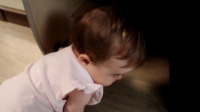 Милая девочка играет дома с наушниками смотреть онлайн