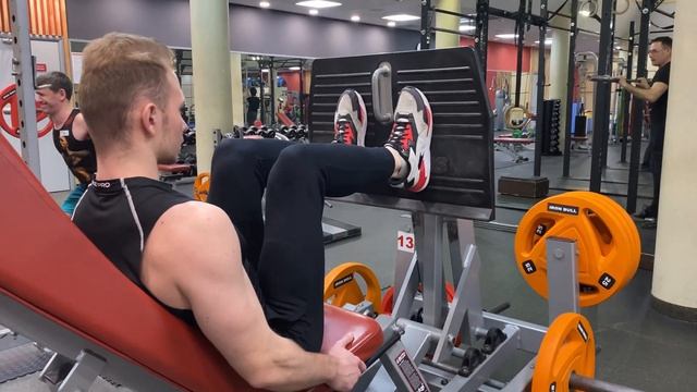 Жим ногами с узкой постановкой ног сидя в тренажере смотреть онлайн