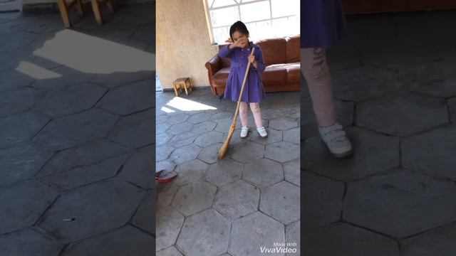 Фильм 🎥 называется «Жалко девочку» 😀😀 Режиссёр моя сестра Асека 😀😀 В главных ролях Инка и Нурс. смотреть онлайн