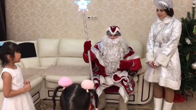 Новый год! Дел Мороз и снегурочка принесли подарки смотреть онлайн