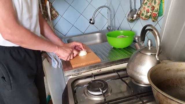 Готовлю лук для жаркого смотреть онлайн