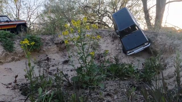 Traxxas TRX-4 '79 Blazer vs '79 Bronco - Old School Battle - Off-Road Trail Crawl - Chevy vs Ford смотреть онлайн