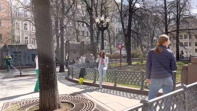 MOSCOW⁴ᴷ STYLISH RUSSIAN YOUTH IS HERE 🇷🇺 The season of walks in Moscow at Patriarch's Ponds is ope смотреть онлайн