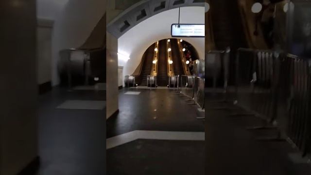 Московское метро Бауманская Мозаика Скульптуры Барельефы Ленин и история Как к этому относиться смотреть онлайн