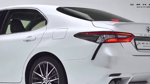 Новые Toyota Camry Hybrid XLE и XSE посмотрим какая подходит больше