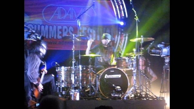 Mad drummer ''Steve Moore'' plays with Mike Portnoy - drummersfestival Belgium смотреть онлайн