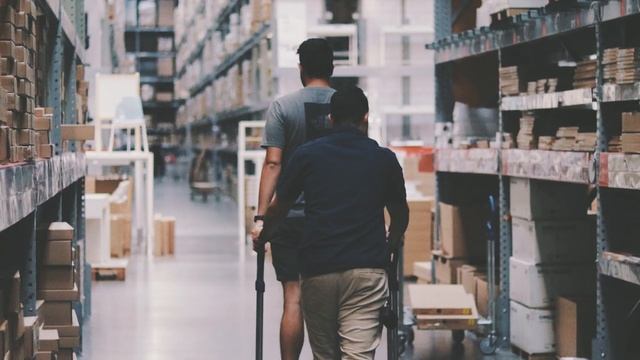 Запертая на складе кошка плакала и звала на помощь, но люди ее не слышали. Но зато услышал кот! смотреть онлайн