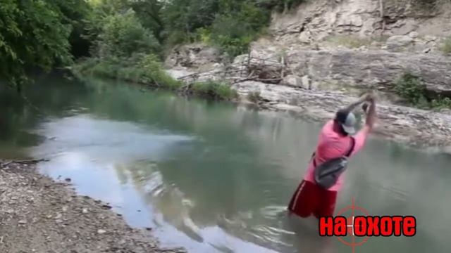 РЫБАЛКА! БАБА ПОЙМАЛУ СОМА НА РУКУ ВИДЕО смотреть онлайн