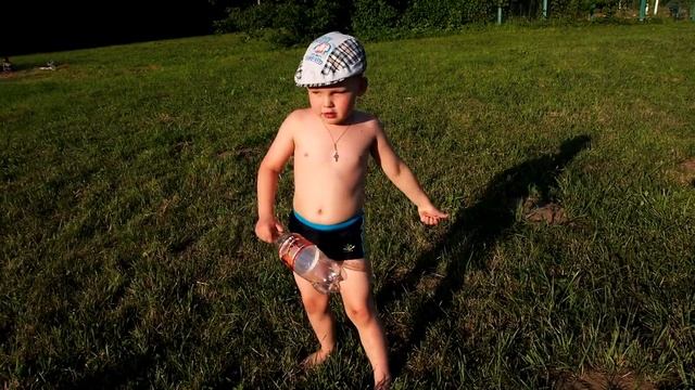 Прыгаем в воду, купаемся, брызгаем водой Настя и Вова смотреть онлайн