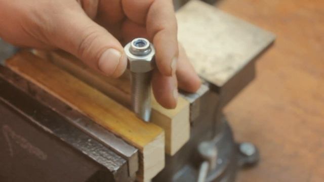 Чем стянуть доски при монтаже пола, простая самоделка