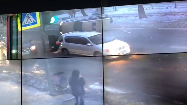 В центре Благовещенска перевернулся полицейский уазик смотреть онлайн