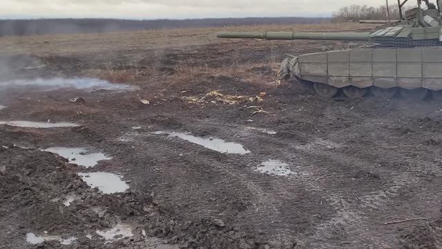 Экипажи танков Т-80БВ уничтожили замаскированные блиндажи ВСУ смотреть онлайн