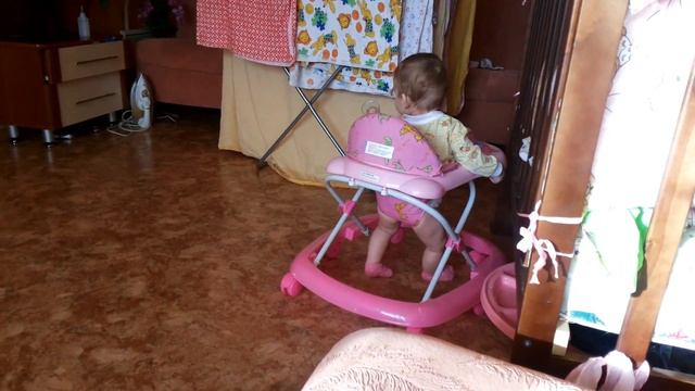 Учимся ходить правильно! А кто его знает как правильно просто маленькая Милана на ходунках смотреть онлайн