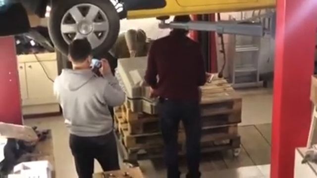 Установка крышки на аккумуляторы Kangoo ZE 40 kWth смотреть онлайн