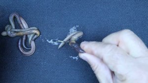 Как надевать червя-выползка для ловли сома и крупной рыбы