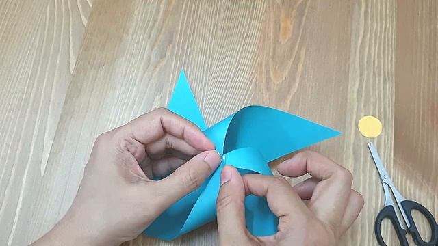 How to make a spinning paper Pinwheel DIY, paper windmill craft, смотреть онлайн