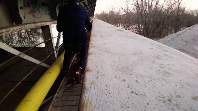 Катание под мостом на электросамокате Kugoo Max Speed смотреть онлайн