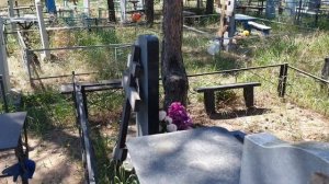 Крест на кладбище убрать или оставить при установке памятника?