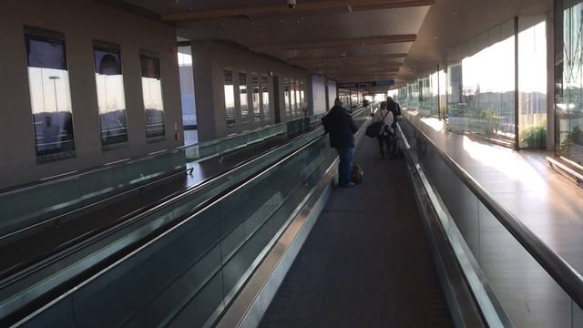 Moving sidewalk to water bus from Marco Polo Airport Venice смотреть онлайн