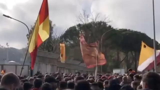 26 EURO PE VEDE' VERRE - Tifoso romanista infuriato Roma-Slovan Bratislava смотреть онлайн