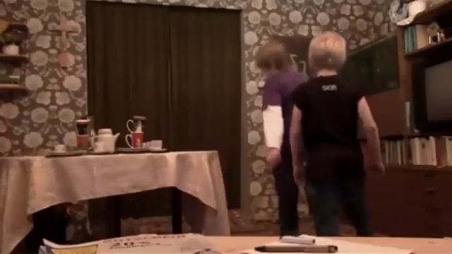 Как сдёрнуть скатерть со стола не уронив посуду. (Показывают профессионалы)