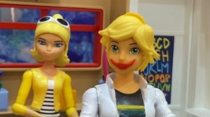 Маринетт с одноклассниками провели задания от подписчиков на уроке и получили двойки